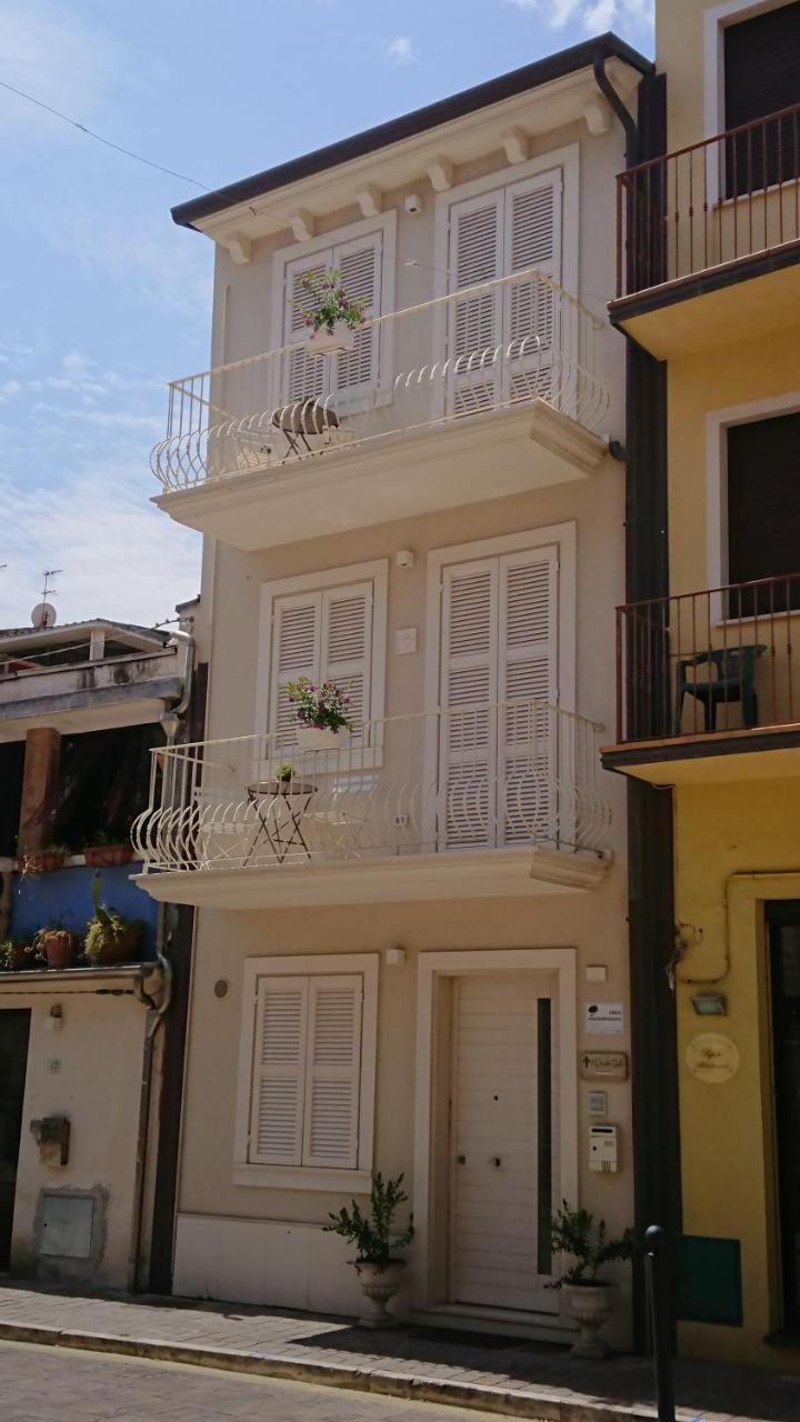 Il Piccolo Giglio Bed and Breakfast Porto SantʼElpidio Exteriör bild
